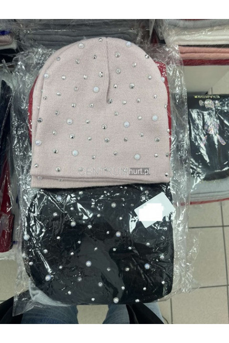 Czapki damskie 18